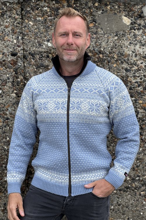 Vacker varm tröja av 100% ull från NORWOOL